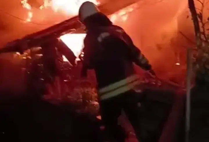 İki ayrı mahallede yangın; ev ve odunluk küle döndü