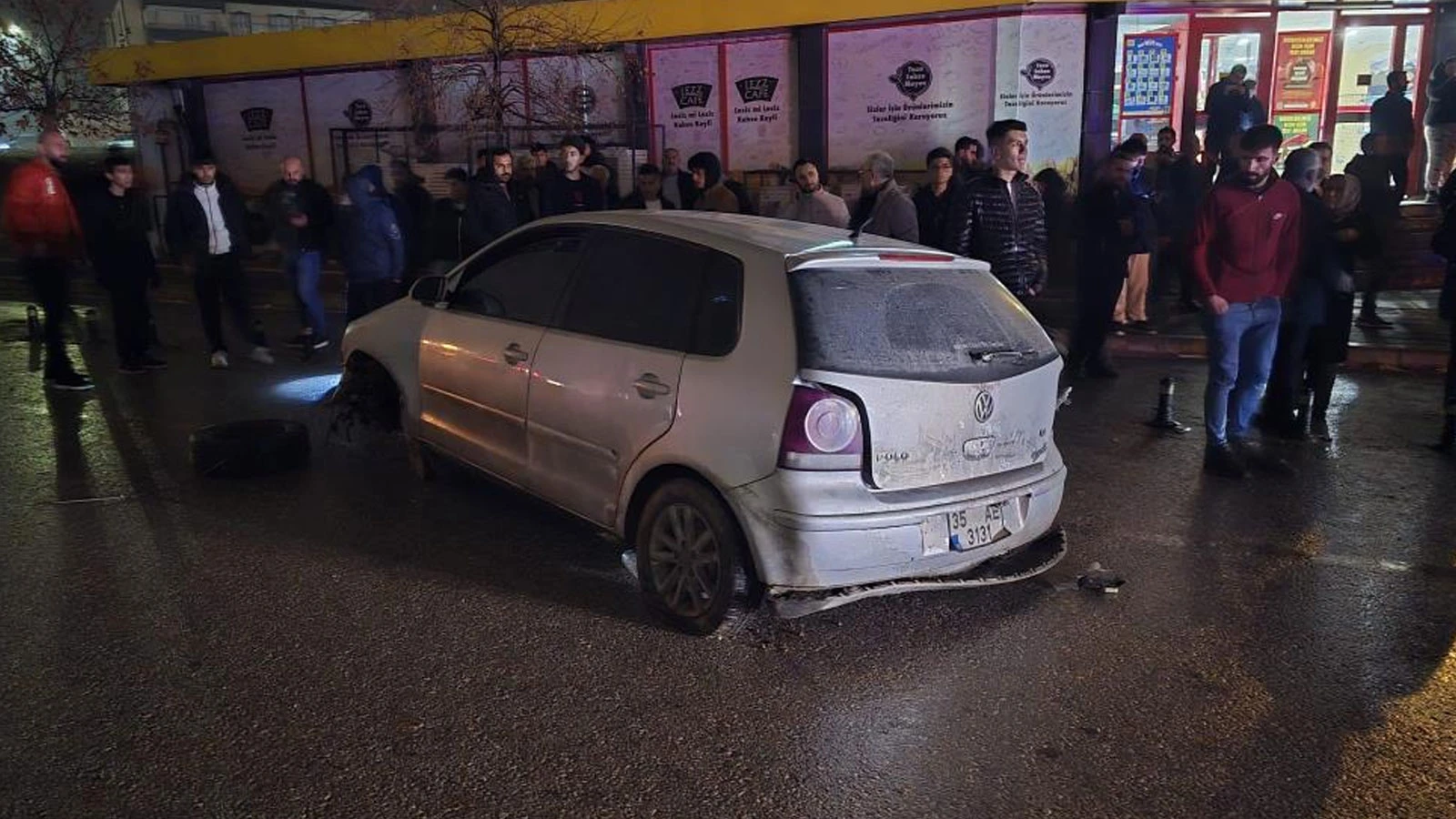 Gaziantep'te yağış sonrası çöken yol kazaya neden oldu