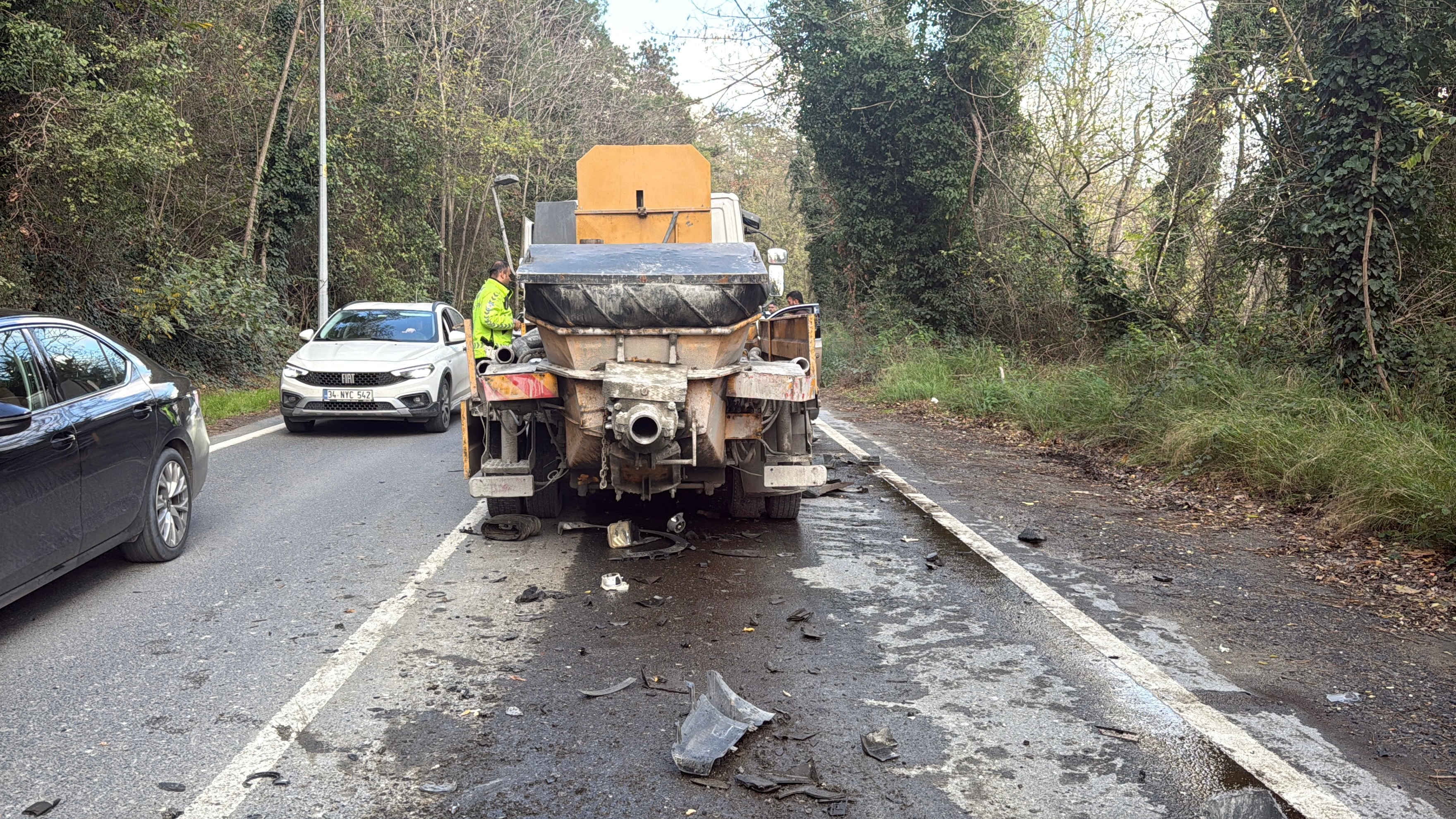 Sarıyer’de ciple beton dökme kamyonu kafa kafaya çarpıştı: 3 yaralı