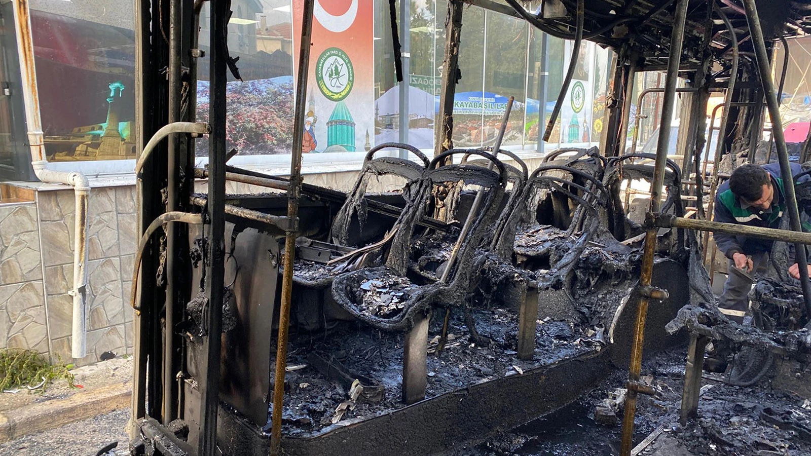İzmir'de belediye otobüsü yandı, yolcular zamanında tahliye edildi