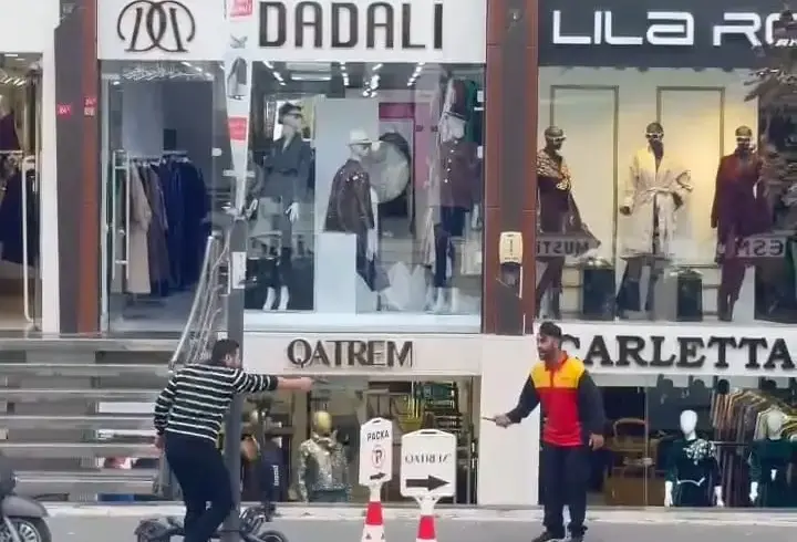Saniye saniye dehşet! Kargodan kan çıktı: Biri silaha biri bıçağa sarıldı