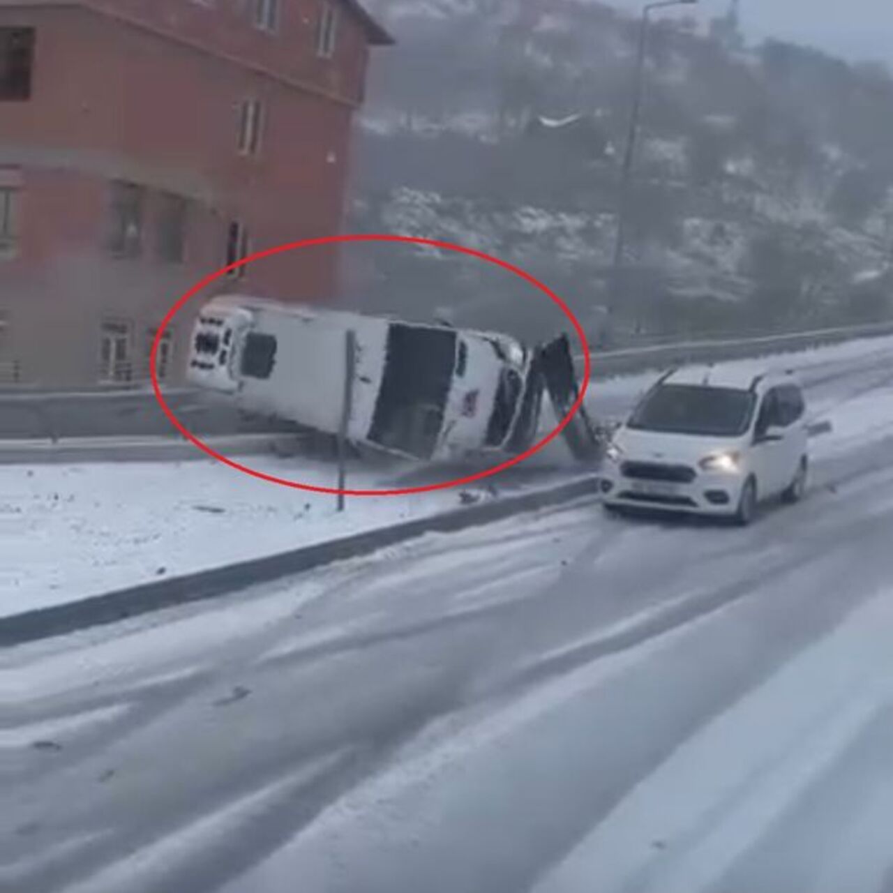 Kaza üzerine kaza! O anlar kamerada!