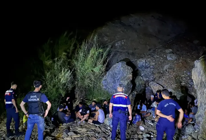 Marmaris’te 22 kaçak göçmen ile 3 organizatör yakalandı