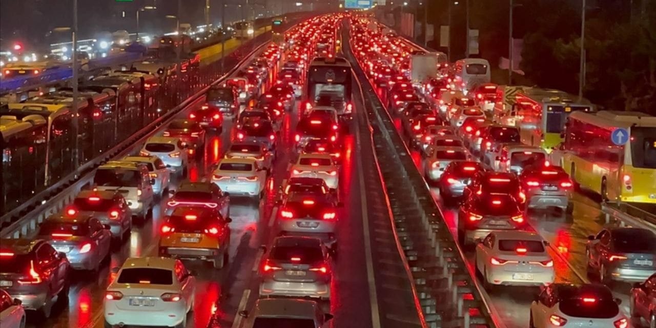 İstanbul'da trafik durdu! Yoğunluk yüzde 90'ı buldu
