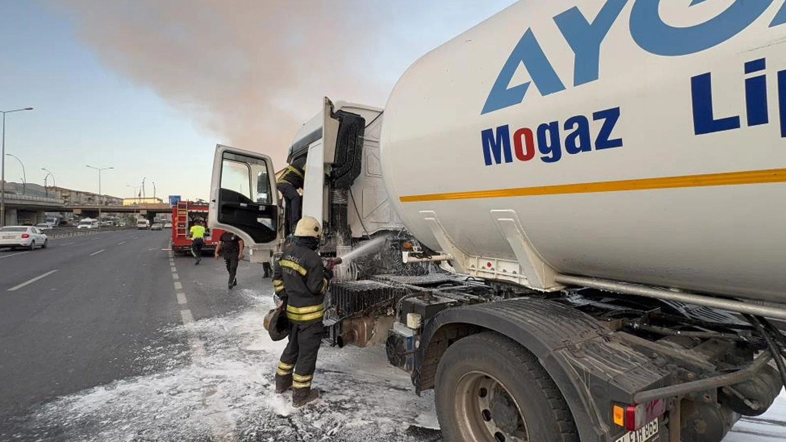 Kocaeli'de gaz yüklü tankerin motorunda yangın çıktı
