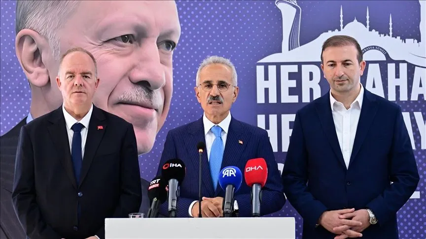 Ulaştırma ve Altyapı Bakanı Uraloğlu AK Parti Adalar İlçe Başkanlığı'nda konuştu