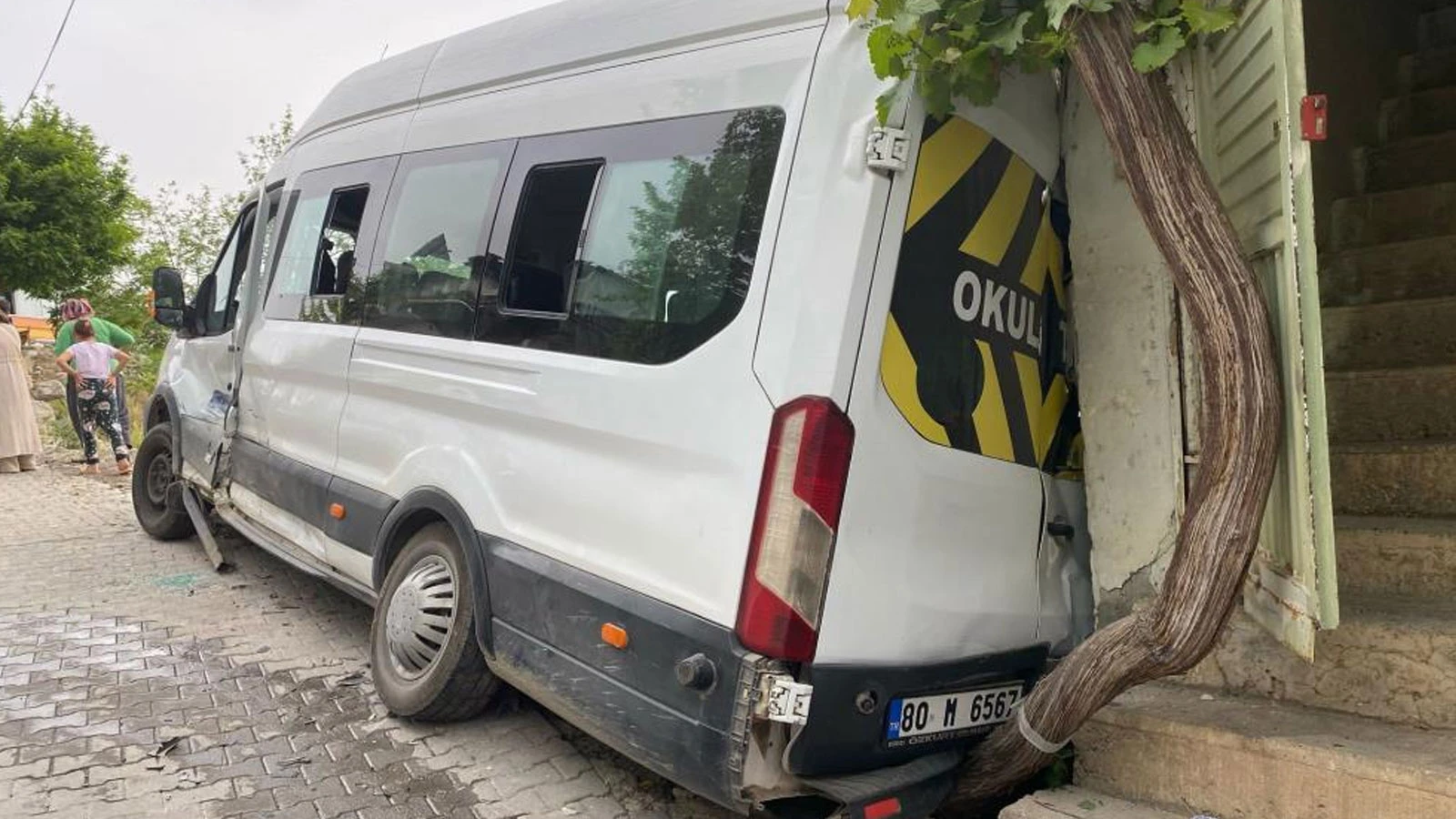 Okul servisi ile otomobil çarpıştı: Çok sayıda yaralı var