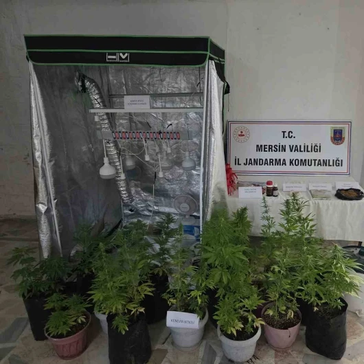 Evde Özel Bölme Çıktı: Uyuşturucu Üreten Şüpheliler Yakalandı