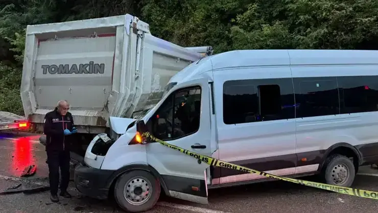 Ordu'da Facia Gibi Kaza! Karşı Şeride Geçen Kamyon Dehşet Saçtı: 1 Ölü, 18'i Öğrenci 23 Kişi Yaralandı