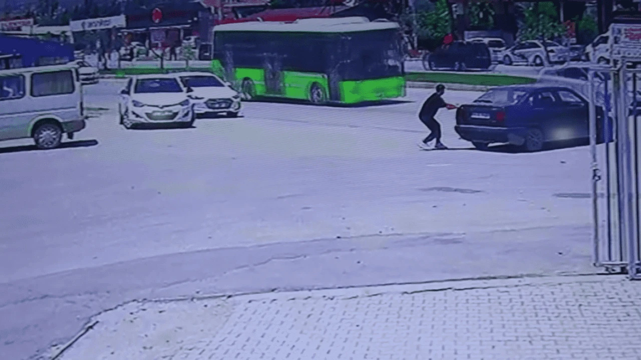 El frenini çekmeyi unuttu, otomobili otobüse çarptı!