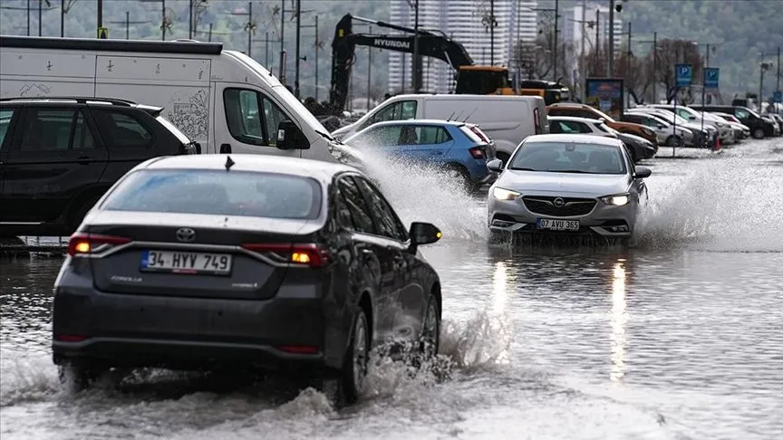 İzmir'de su basan ev ve iş yerlerinde tahliye çalışmaları yapılıyor