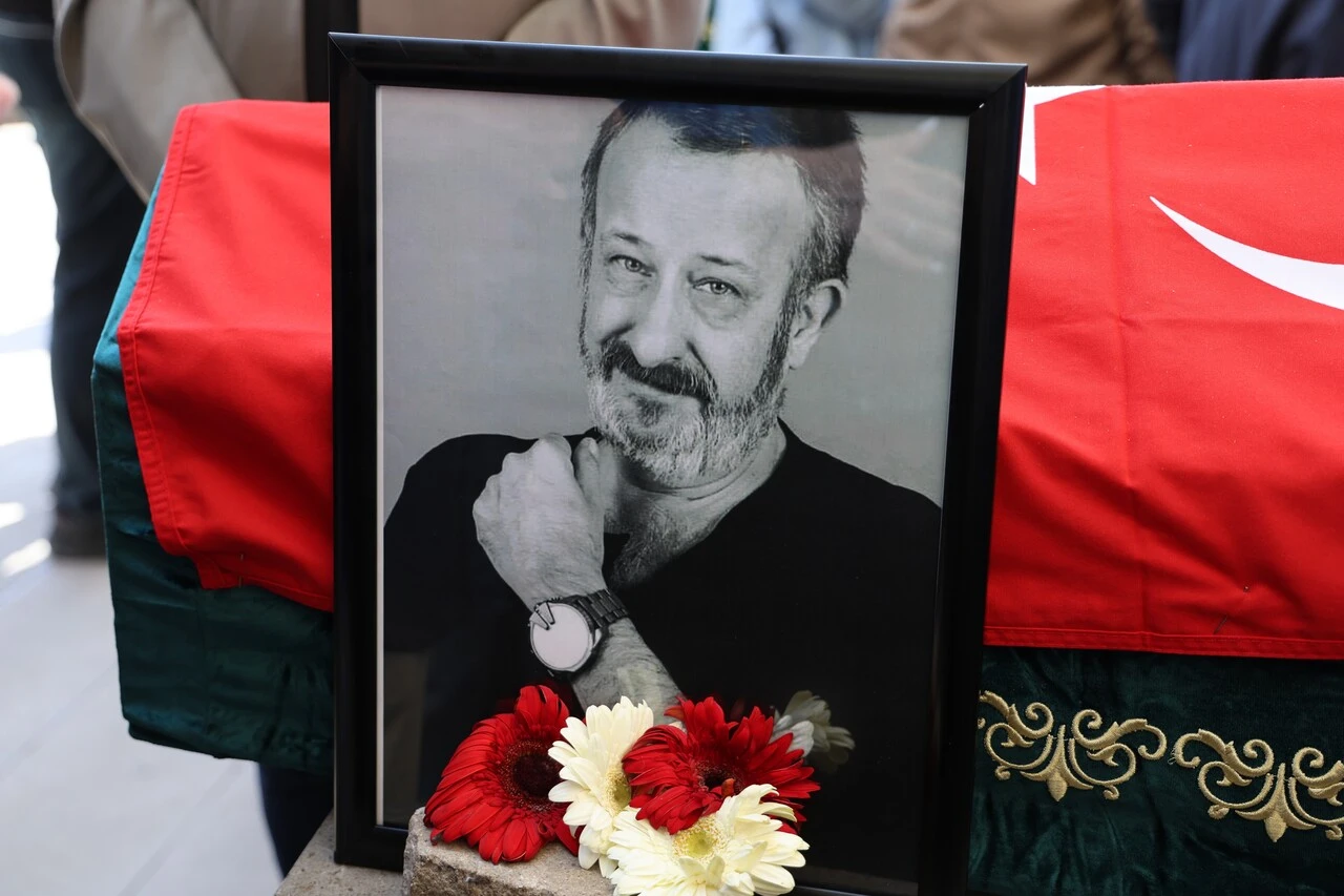Tiyatro sanatçısı Naşit Özcan son yolculuğuna uğurlandı