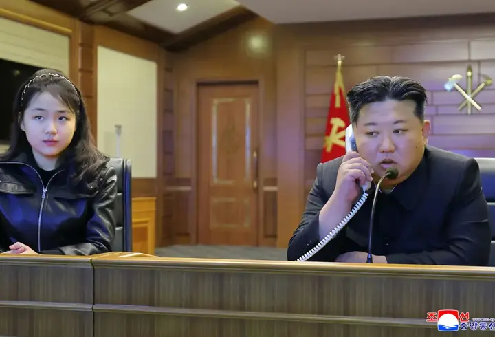 Kuzey Kore lideri Kim, kızı ile füze testinde!