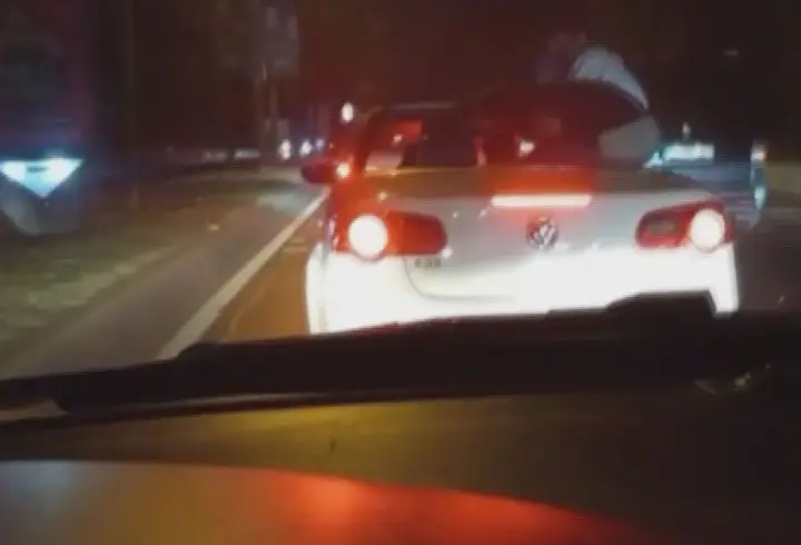 İstanbul - Sarıyer'de otomobil üzerinde tehlikeli yolculuk kamerada