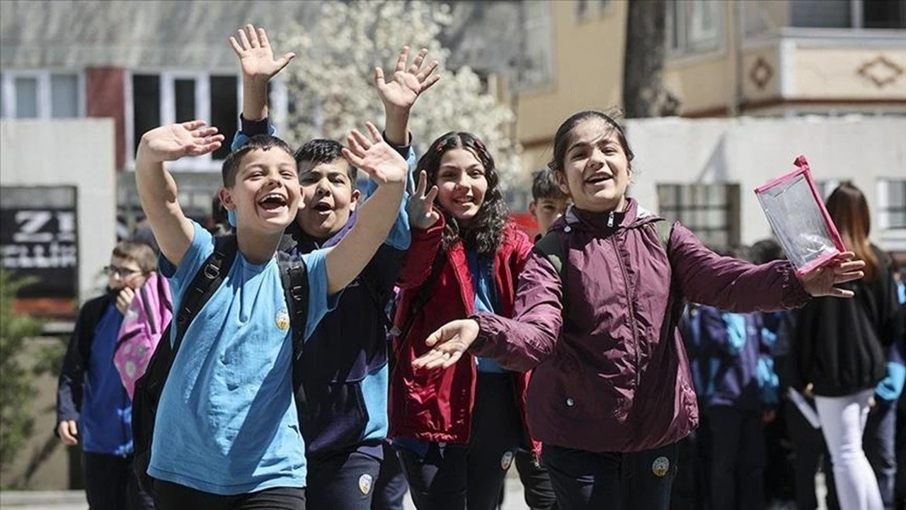 18 milyon öğrenci ara tatile çıkıyor! Son ders zili yarın çalacak