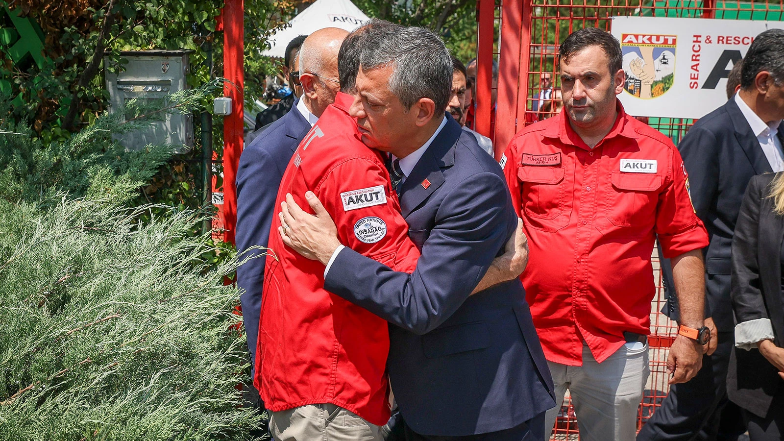 CHP lideri Özgür Özel, AKUT'a taziye ziyaretinde bulundu