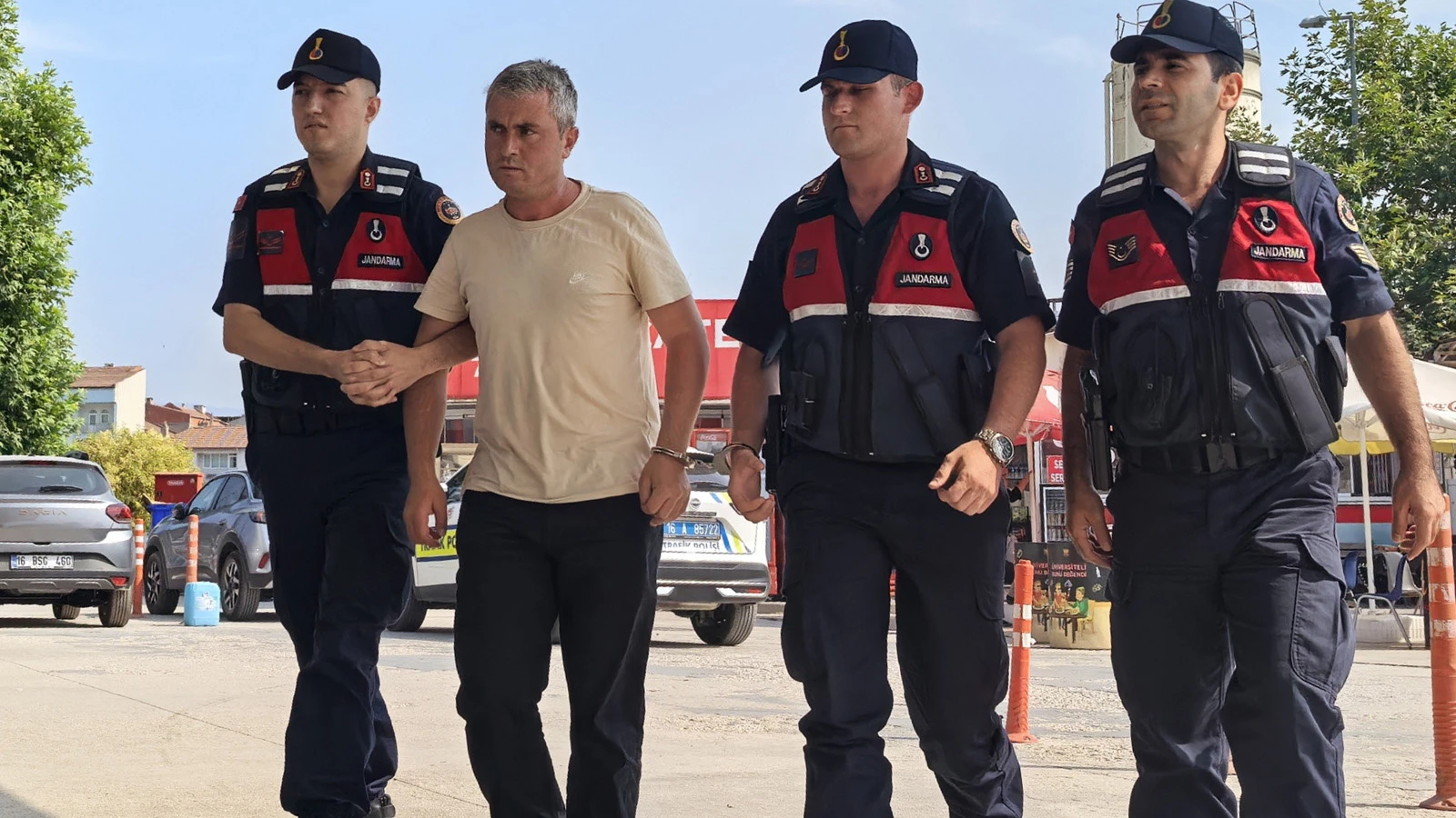 'Kasten öldürme' suçundan hükümlü saklandığı evde yakalandı