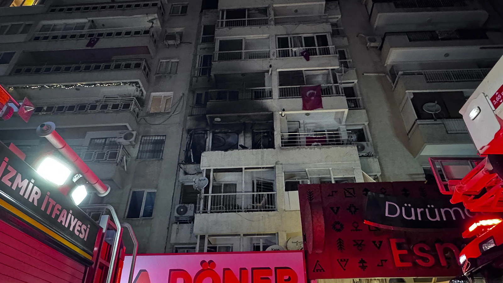 İzmir'de apartman dairesinde patlama: 4 kişi yaralandı