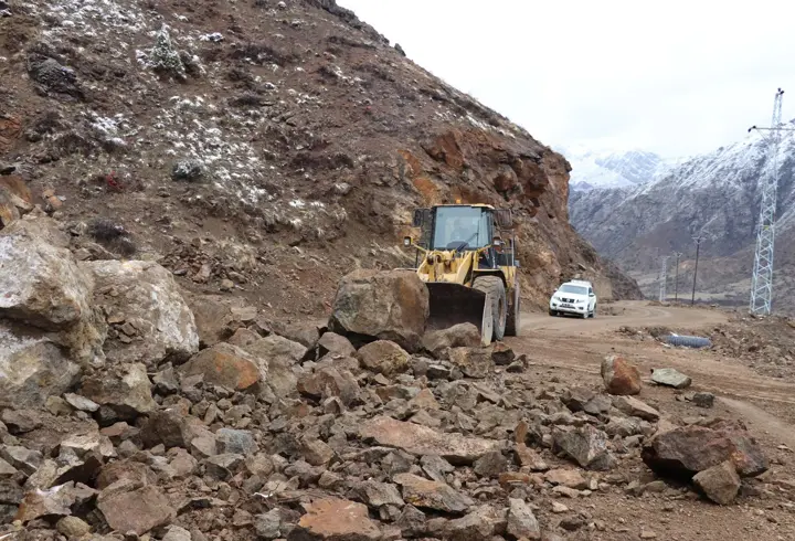 Oltu’da kar ve yağmur heyelana yol açtı