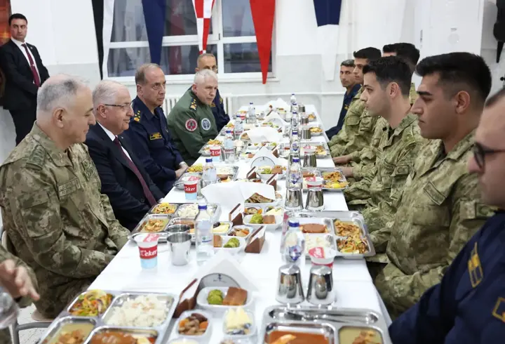 Bakan Güler, Amfibi Kolordu Komutanlığı'nda görevli askerlerle iftar yaptı