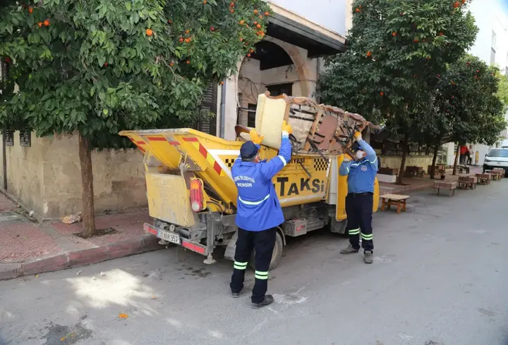 Akdeniz’de çöp taksilerle biriken çöplere acil çözüm