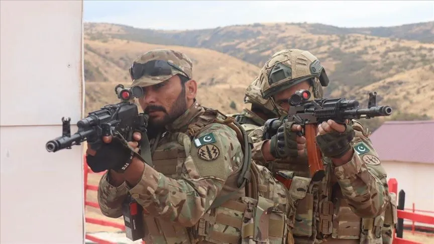 Pakistan'da ordunun en üst düzey görevi için yetkiler artırıldı