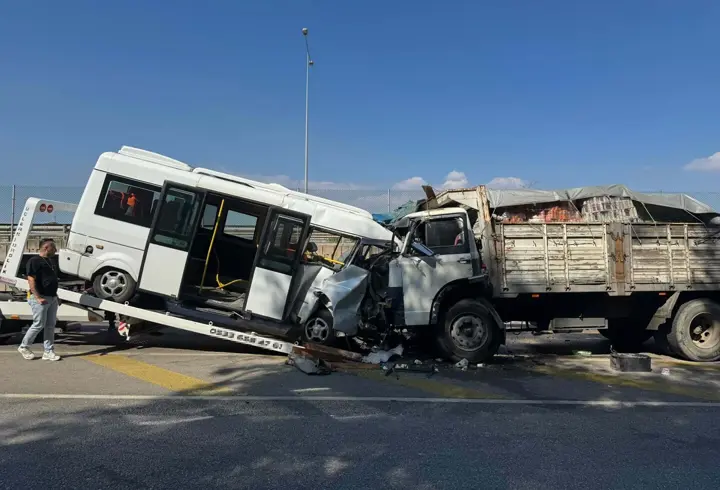 Minibüs ile kamyon kafa kafaya çarpıştı: 2 yaralı