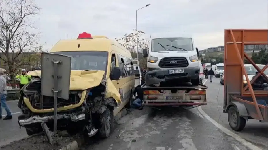 Başakşehir'de üç aracın birbirine girdiği kazada 12 yaralı var