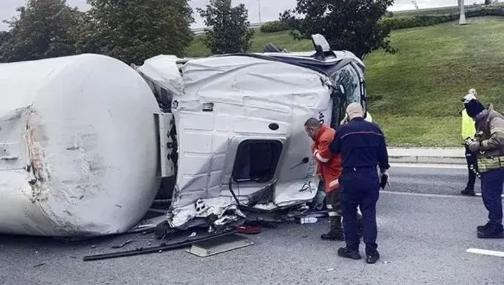 Bakırköy'de Lng Yüklü Tanker Devrildi! Yol Trafiğe Kapatıldı
