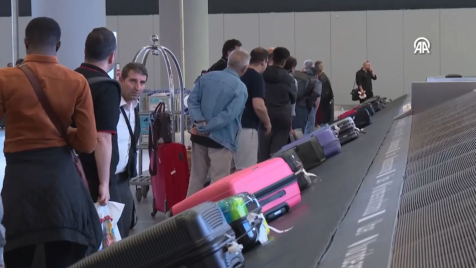 Türk vatandaşlarını taşıyan ilk uçak İstanbul'a geldi