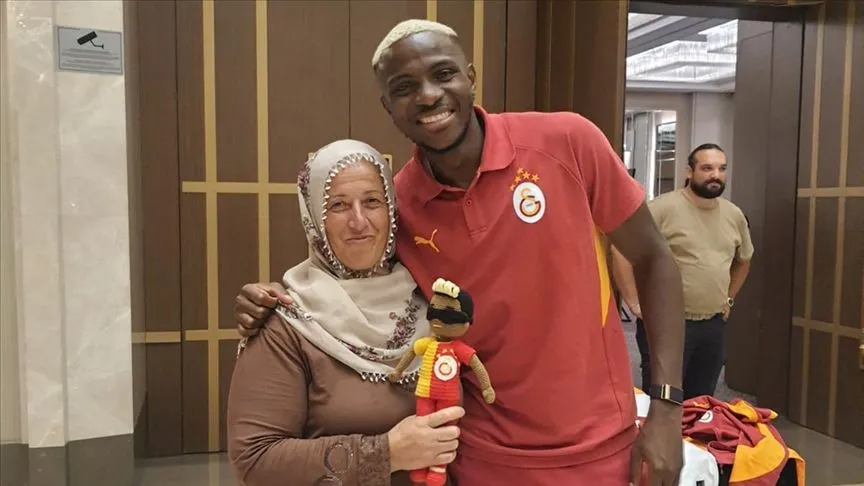 Kayserili Neslihan teyze Osimhen ile bir araya geldi