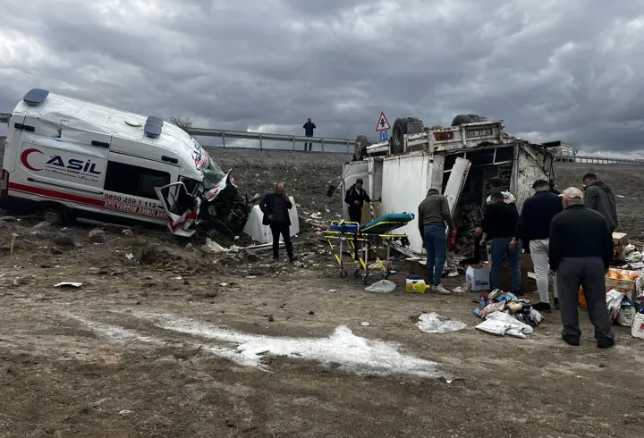 Hasta taşıyan ambulans, kamyonetle çarpıştı: 6 yaralı
