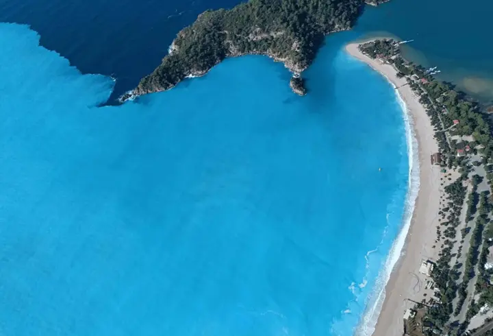 Sağanak sonrası Ölüdeniz'in rengi turkuaza döndü