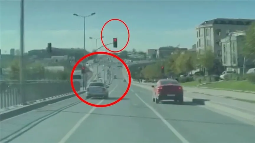 İstanbul'da kırmızı ışık ihlali yapan 2 araç sürücüsü yakalandı