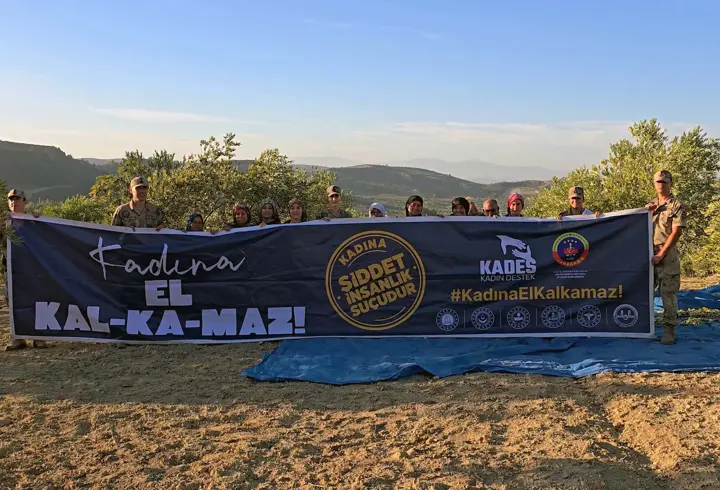 Jandarma, kadınlarla zeytin toplayıp, KADES’i anlattı