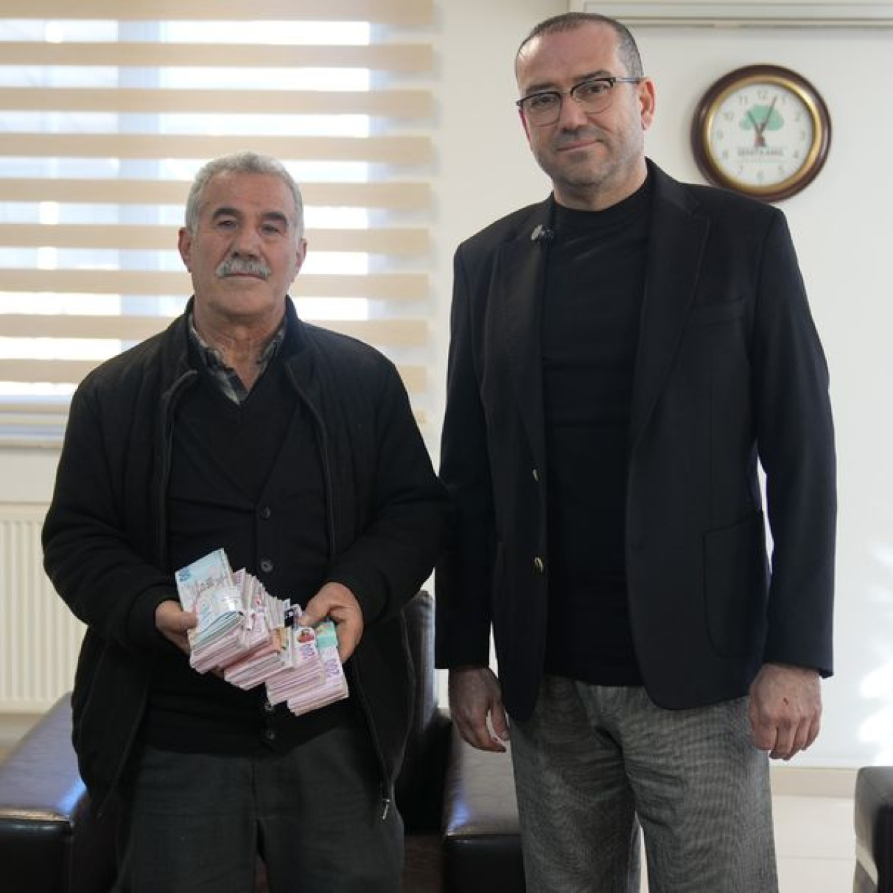 Para dolu poşeti çöpe attı