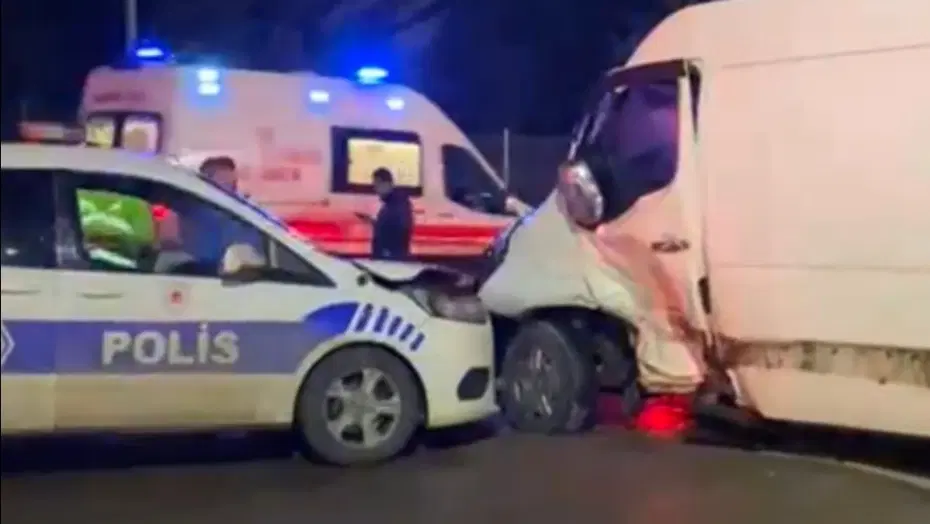 Sultanbeyli’de polis aracı ile otomobil çarpıştı: 3 yaralı