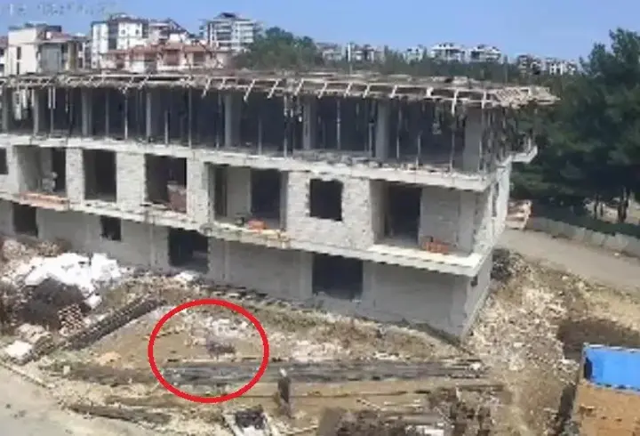 İnşaattan düşen ustanın bacağına demir saplandı; olay kamerada
