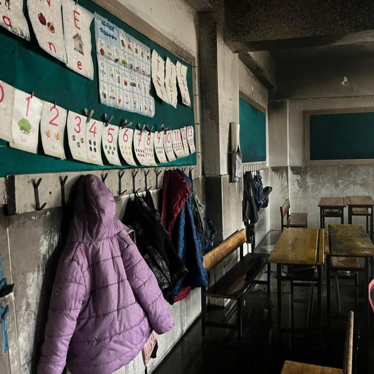 İlkokuldaki sınıfta yangın çıktı
