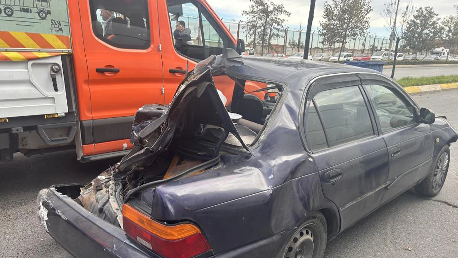 İstanbul'da kontrolden çıkan otomobil 3 araca çarptı