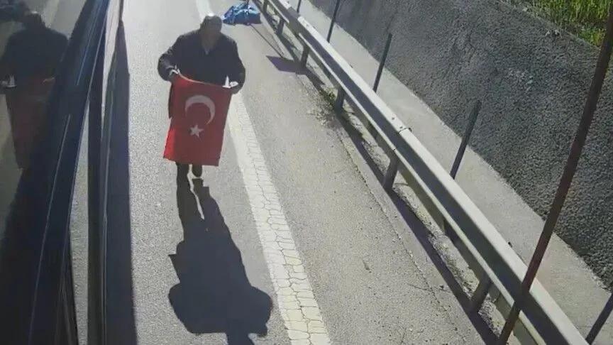 İstanbul'da otobüs şoförünün yoldaki Türk bayrağını yerden alması kamerada