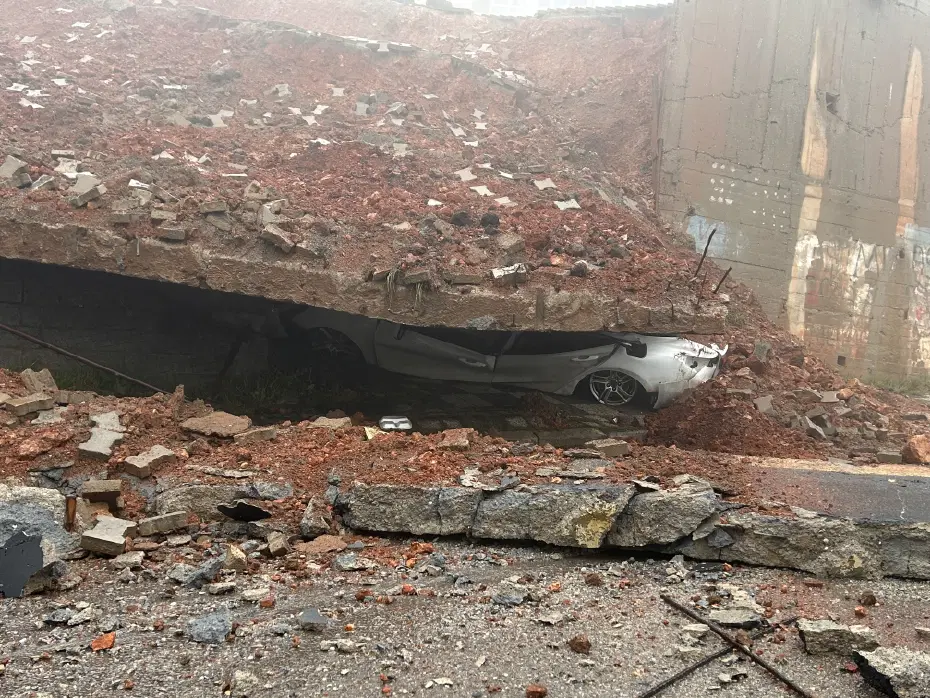 Maltepe'de okulun istinat duvarı çöktü. Park halindeki araç ezildi