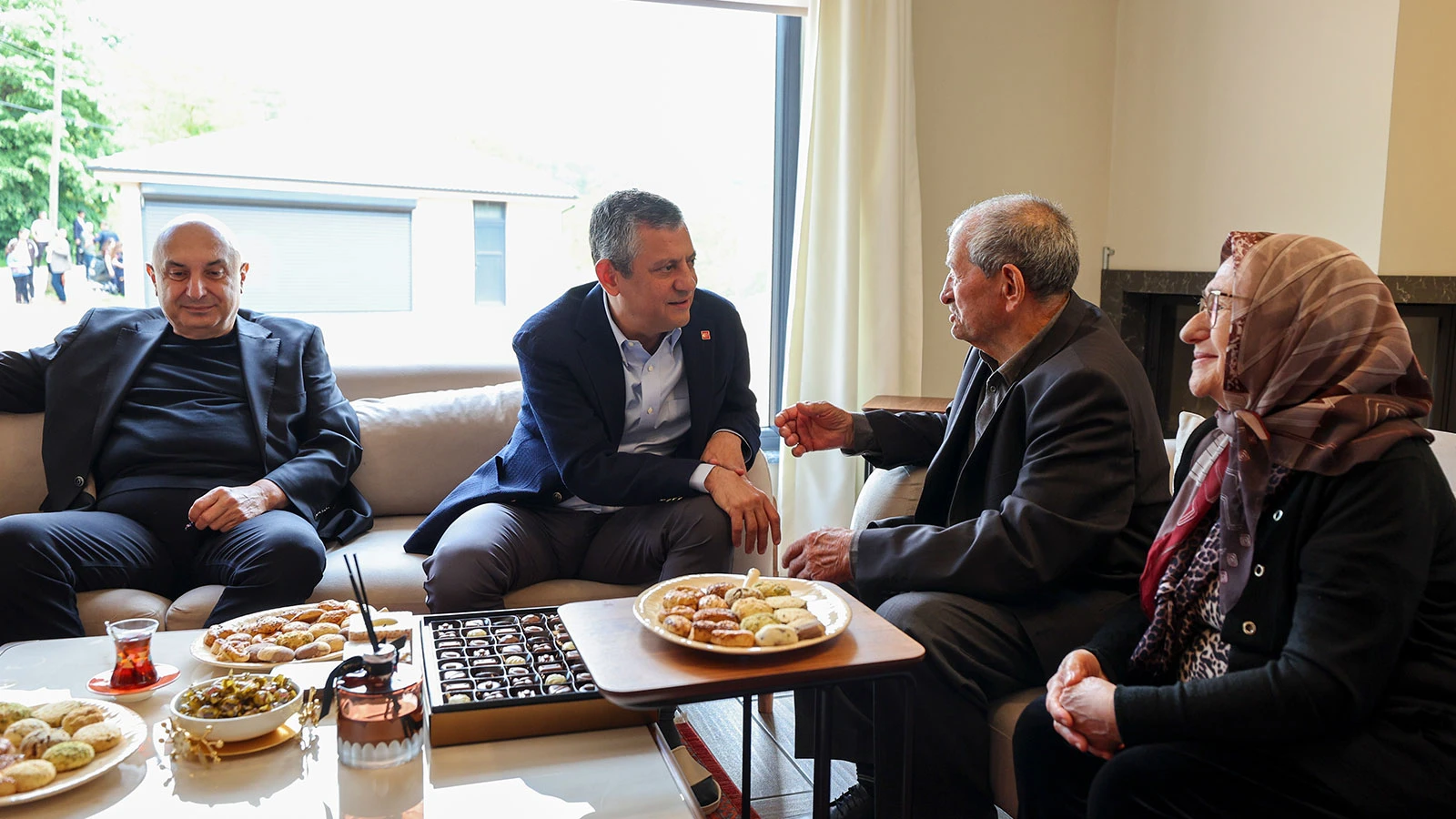 Özgür Özel'den tutuklu Kadriye Kasapoğlu'nun ailesine ziyaret