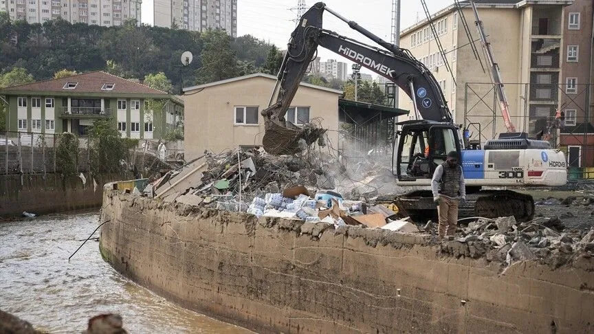 İstanbul'da Selden Etkilenen Ayazağa'da Enkaz Kaldırma Çalışmaları Sürüyor