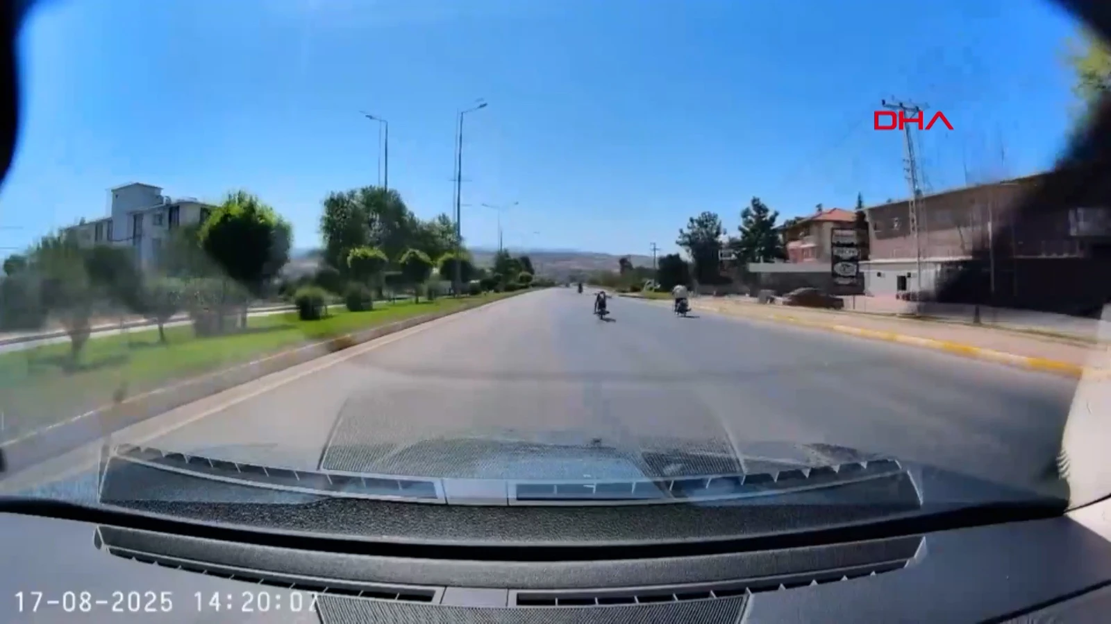 Motosiklet sürücülerinin tehlikeli yarışı: O anlar kamerada