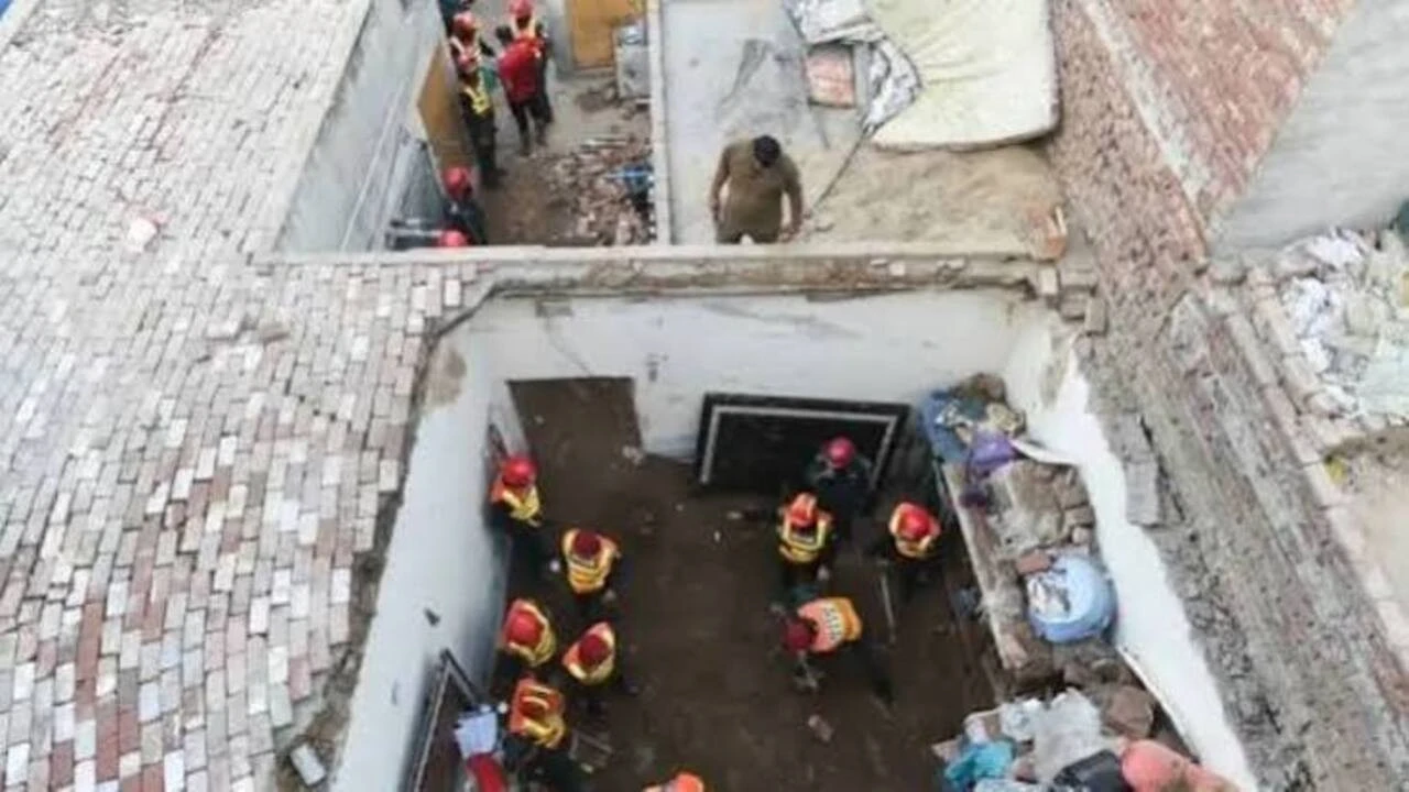 Pakistan'da Okul Binasının Çatısı Çöktü 17 Öğrenci Ve Bir Öğretmen Hayatını Kaybetti