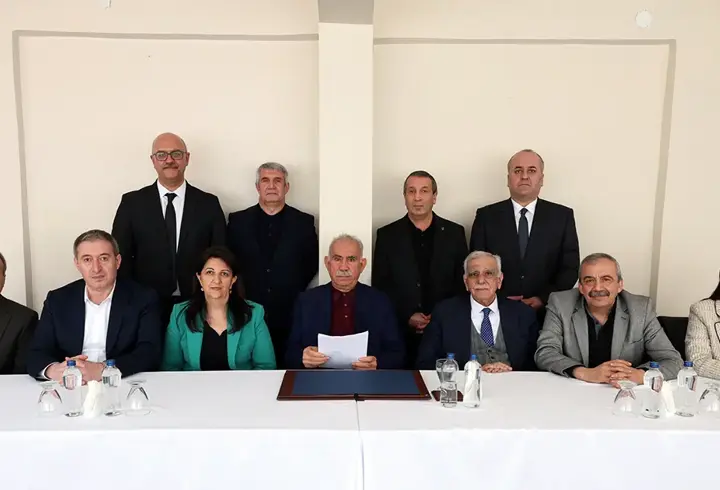 İmralı'dan PKK'ya kendini feshet çağrısı: İSRAİL RAHATSIZ!