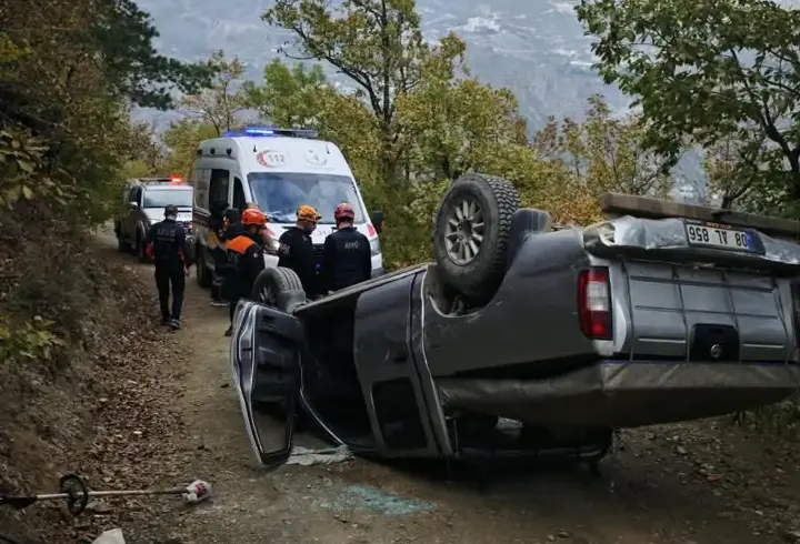 Freni Tutmayan Kamyonet Takla Attı; 2 Yaralı