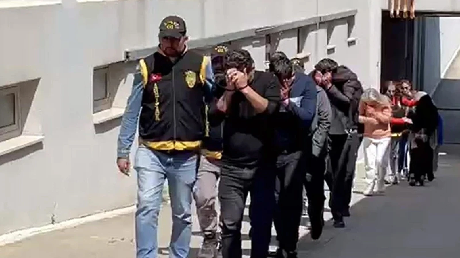 Masaj salonlarına fuhuş baskını: 9 kadın kurtarıldı