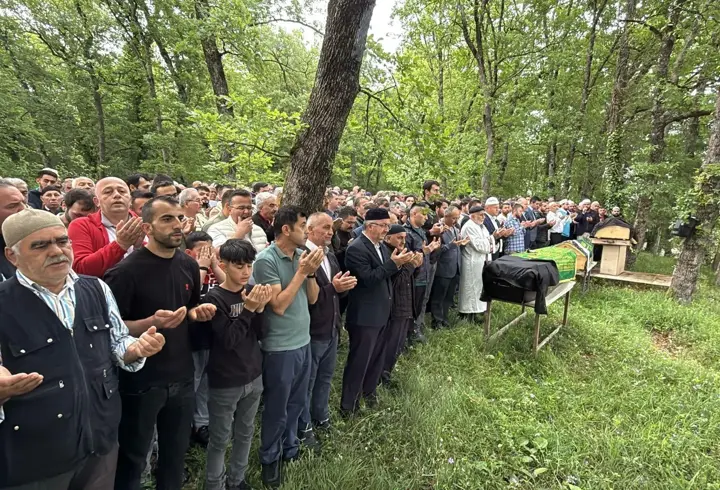 Arazi kavgasında öldürülen çift ile oğulları, toprağa verildi